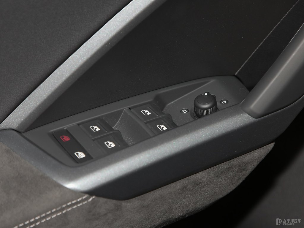 可汗綠奧迪Q3 Sportback車廂內(nèi)飾圖片