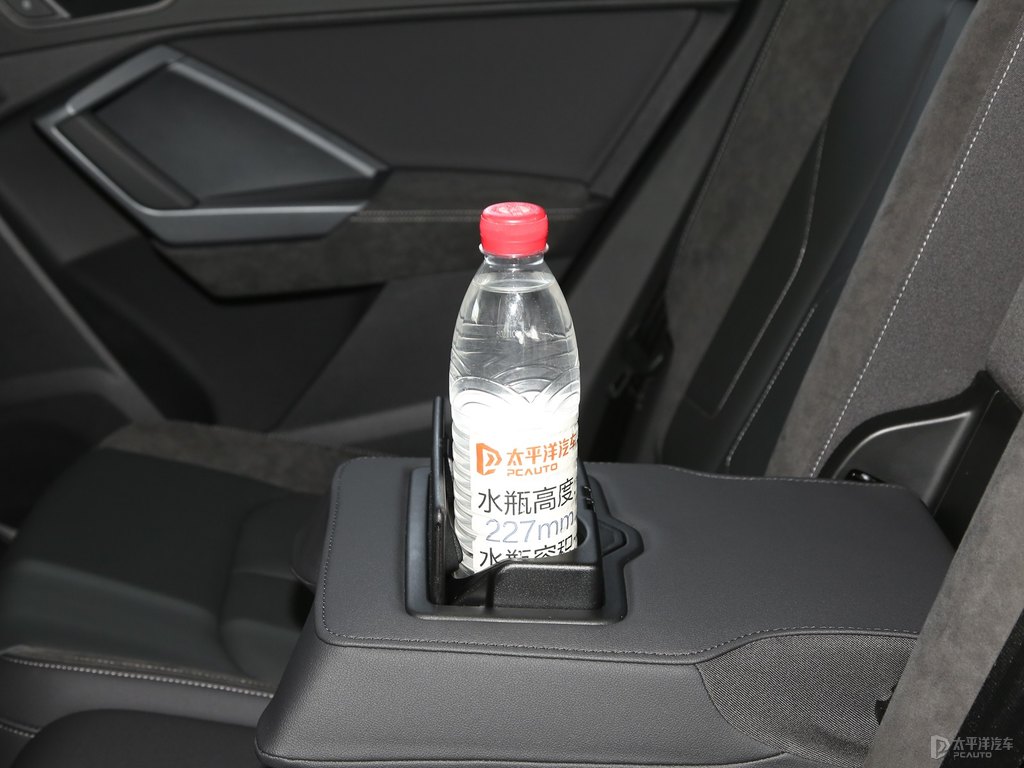 可汗綠奧迪Q3 Sportback儲物空間空間圖片