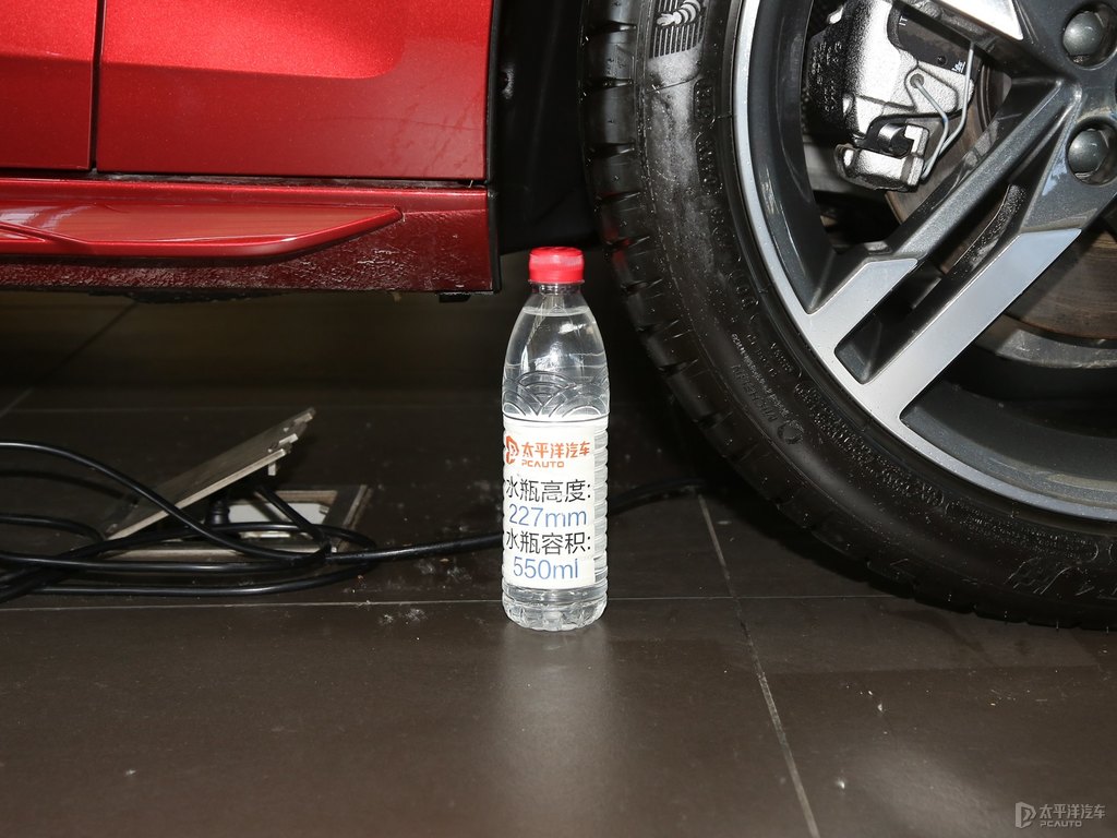 斗牛士紅奧迪A4L車身外觀圖片