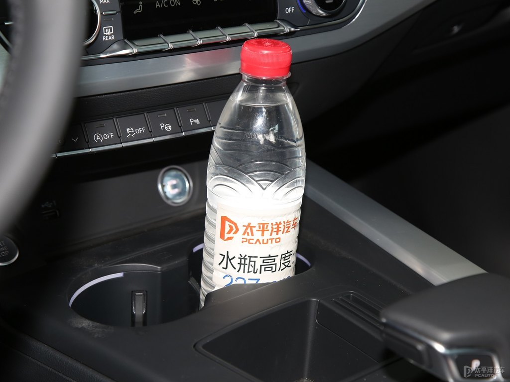 斗牛士紅奧迪A4L儲物空間空間圖片