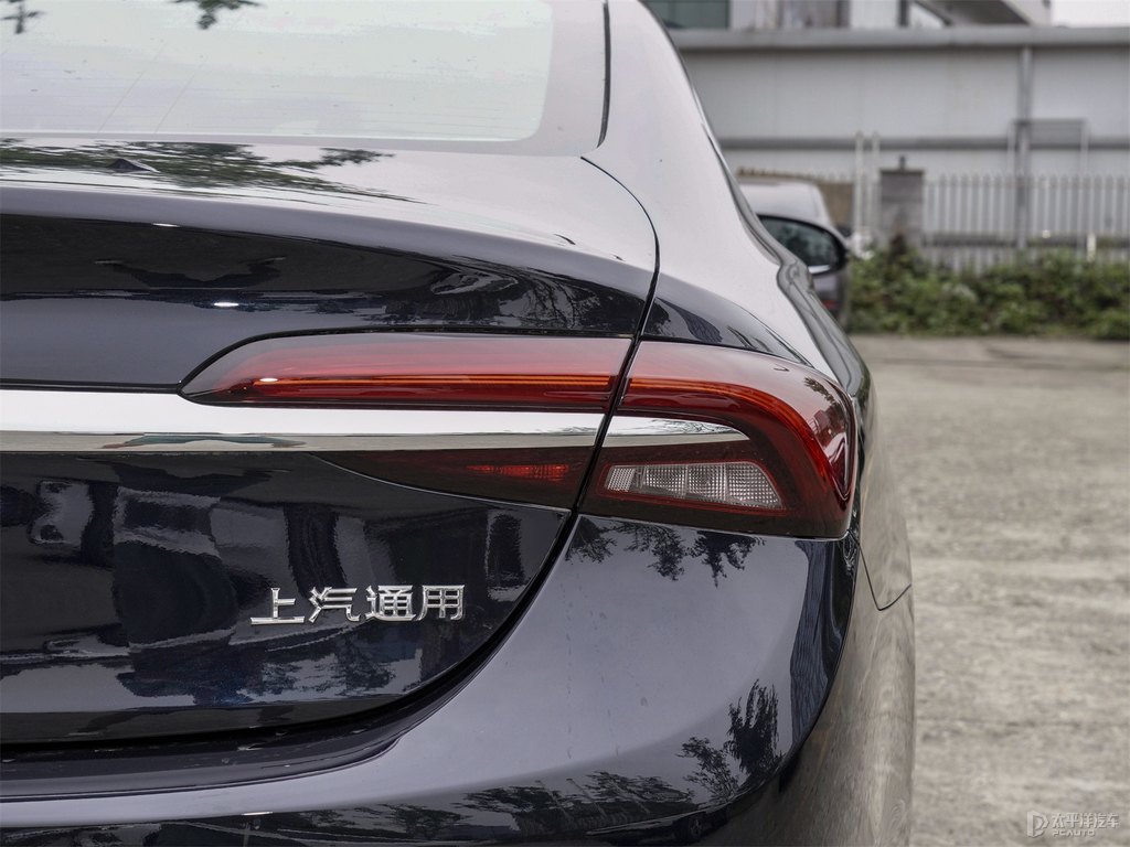 墨玉黑君越車尾外觀圖片