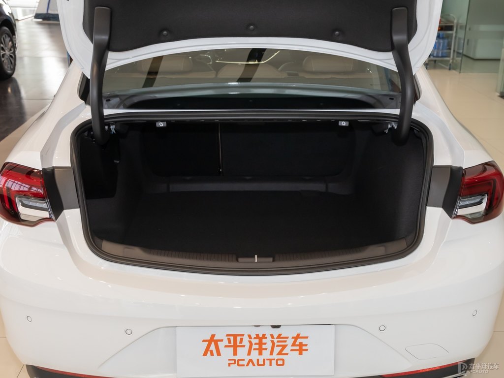 象牙白君威后備廂空間圖片