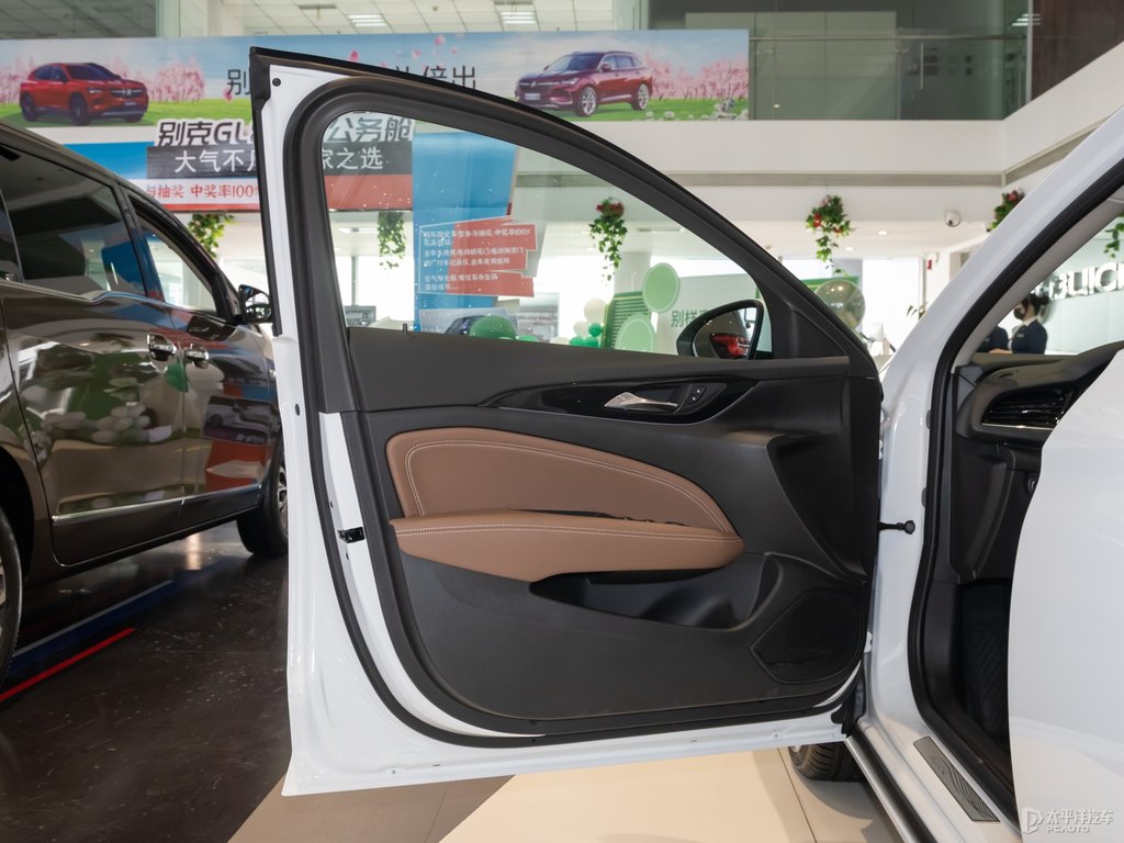 象牙白君威車(chē)廂內(nèi)飾圖片