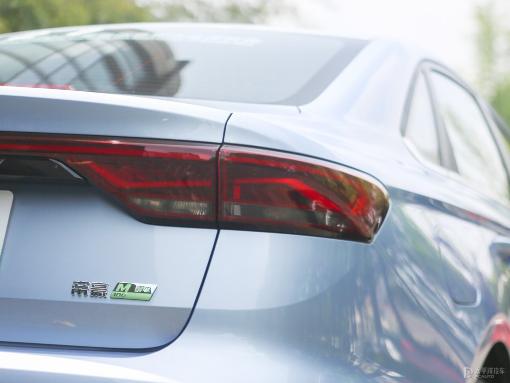 月影藍新帝豪車尾外觀圖片