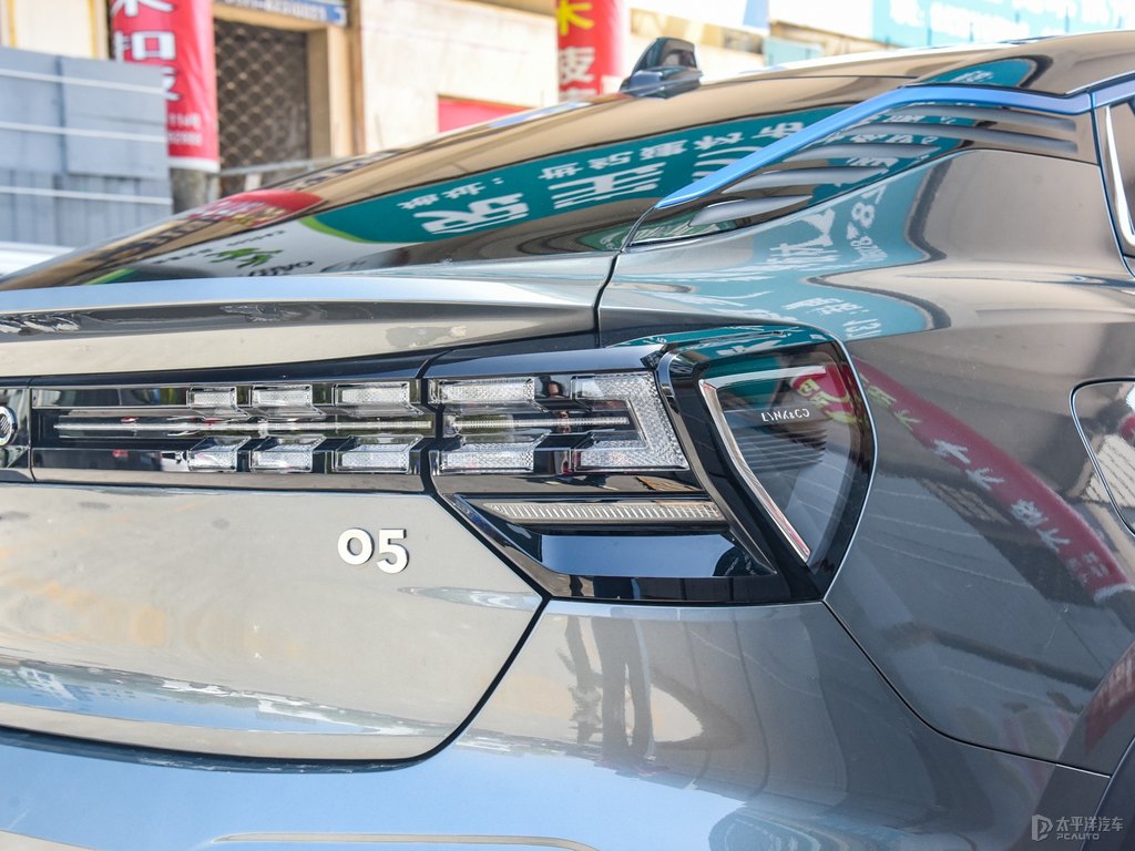 黑+灰領(lǐng)克05車尾外觀圖片