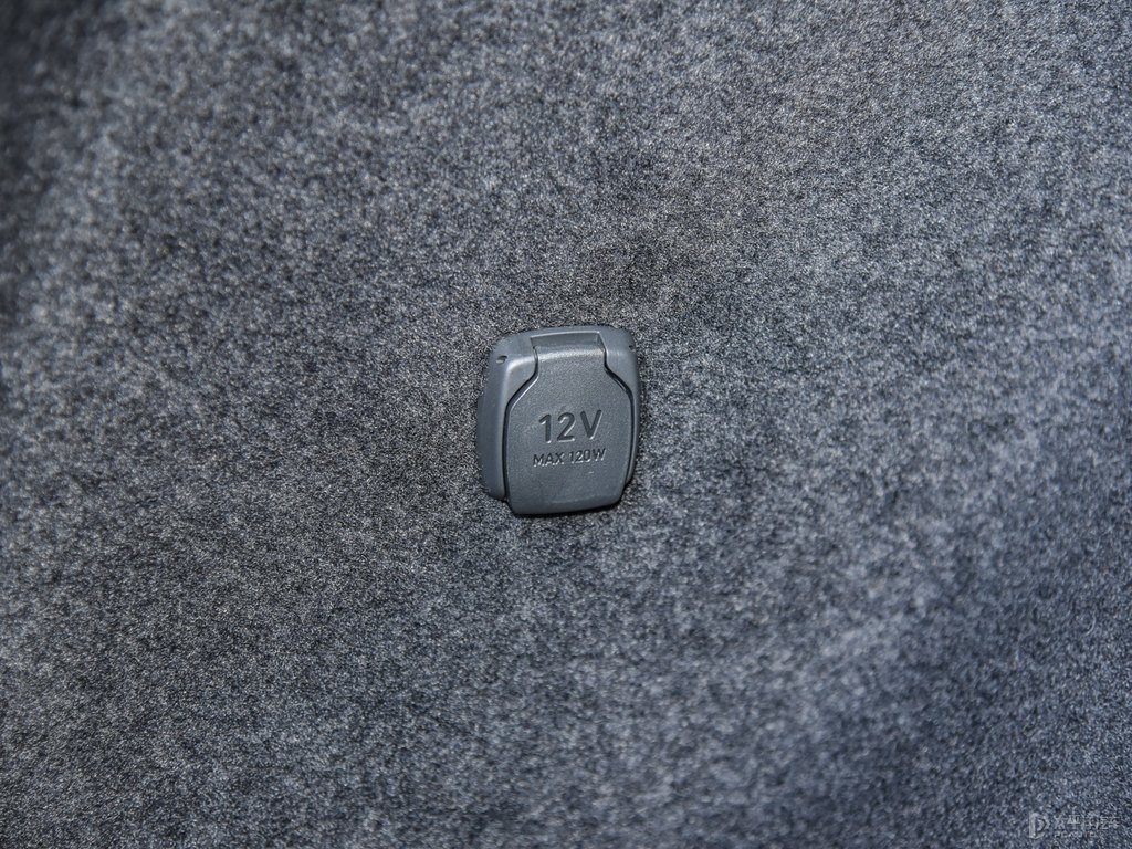 黑+灰領(lǐng)克05后備廂空間圖片