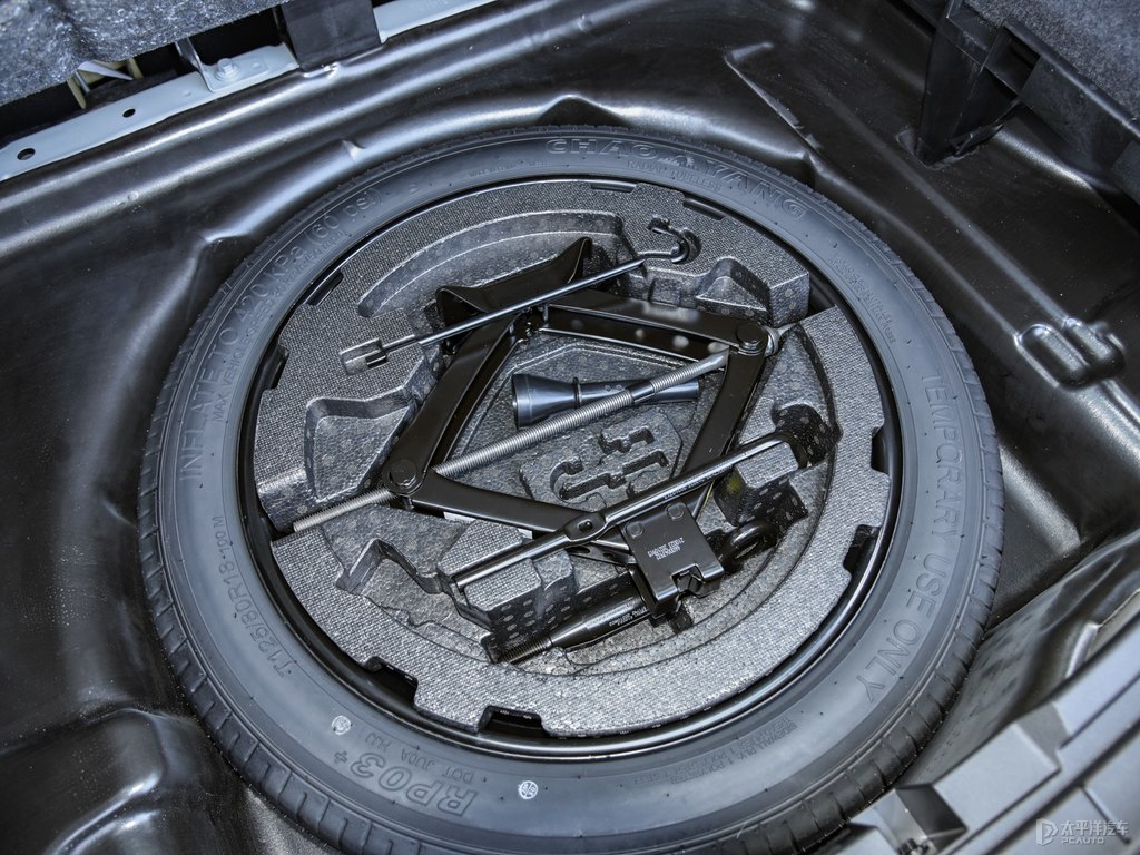 黑+灰領(lǐng)克05后備廂空間圖片