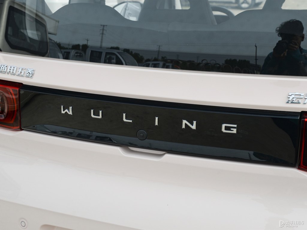 白桃粉宏光MINIEV車尾外觀圖片