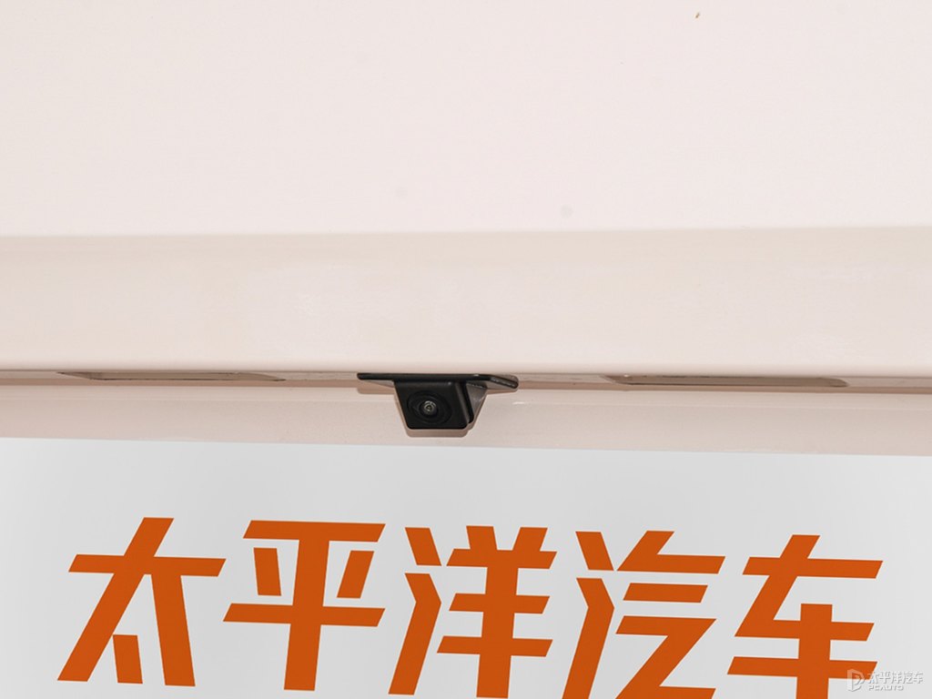 白桃粉宏光MINIEV車尾外觀圖片