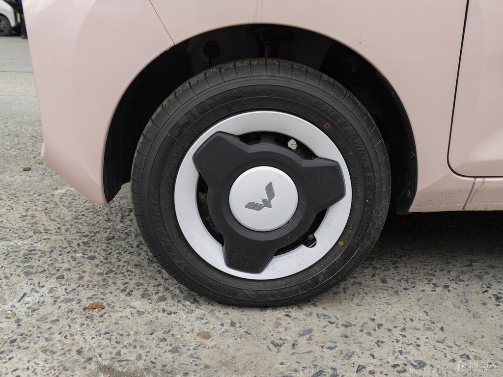 白桃粉宏光MINIEV車身外觀圖片