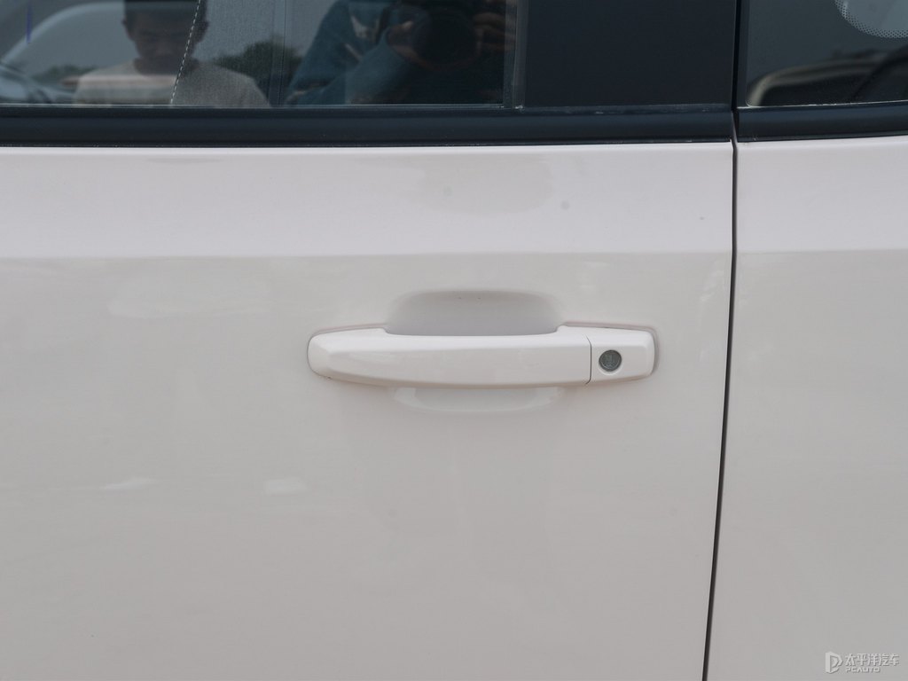 白桃粉宏光MINIEV車身外觀圖片