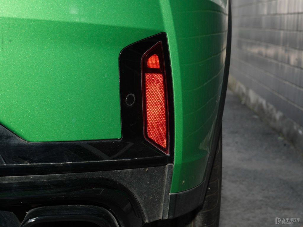 黑色+綠色領(lǐng)克05車尾外觀圖片