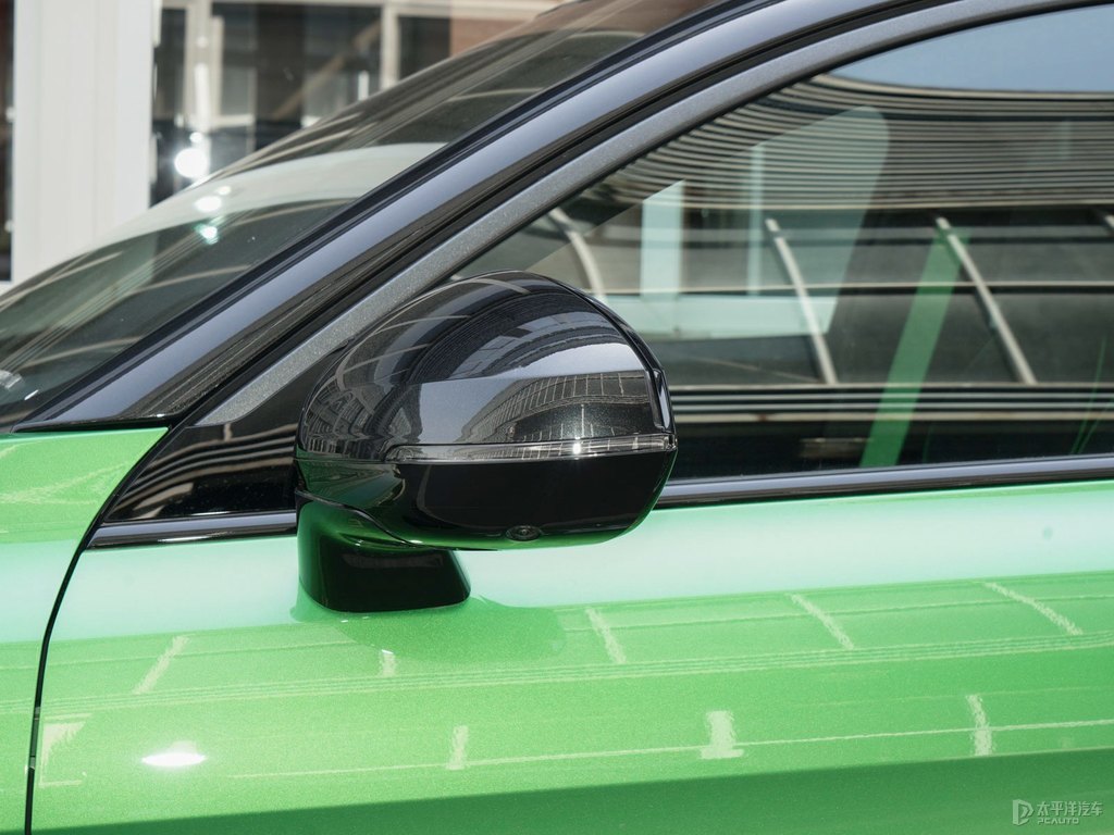 黑色+綠色領(lǐng)克05車身外觀圖片