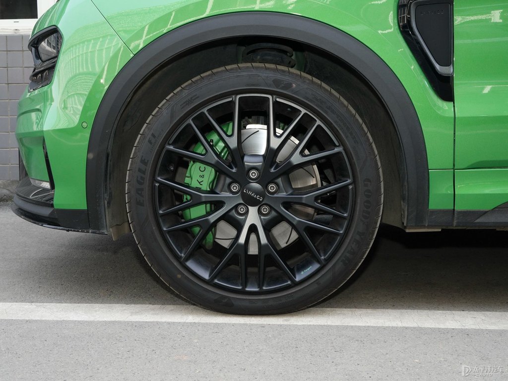 黑色+綠色領克05車身外觀圖片