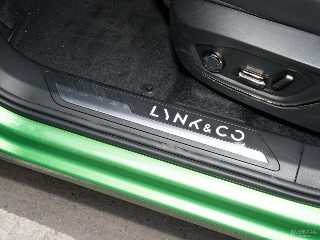 黑色+綠色領(lǐng)克05車廂內(nèi)飾圖片