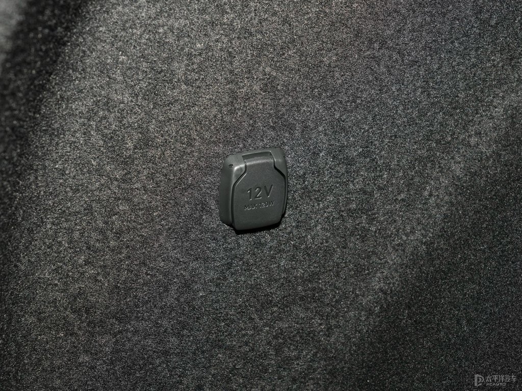黑色+綠色領克05后備廂空間圖片