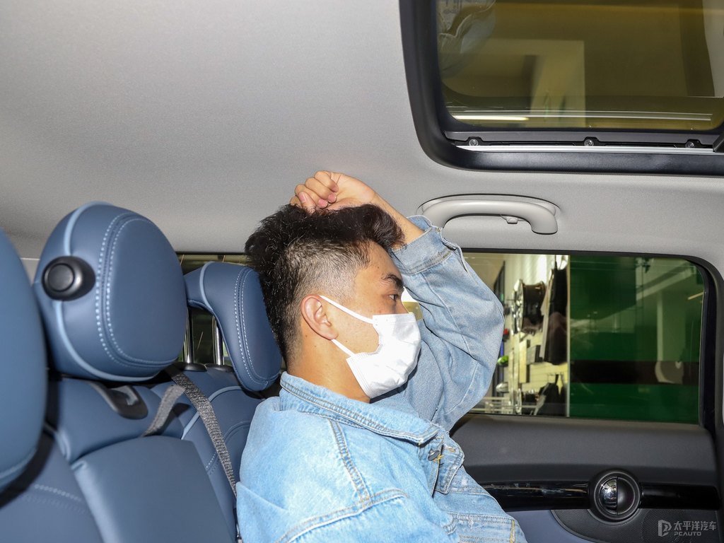 八十度黑+圣馬力諾藍MINI CLUBMAN駕乘空間空間圖片