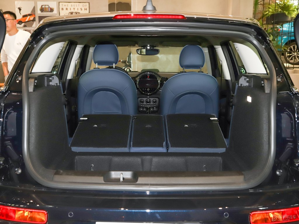八十度黑+圣馬力諾藍(lán)MINI CLUBMAN后備廂空間圖片