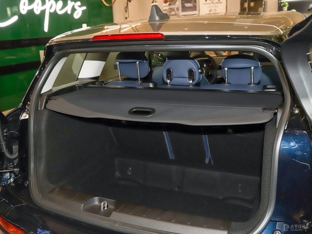 八十度黑+圣馬力諾藍(lán)MINI CLUBMAN后備廂空間圖片