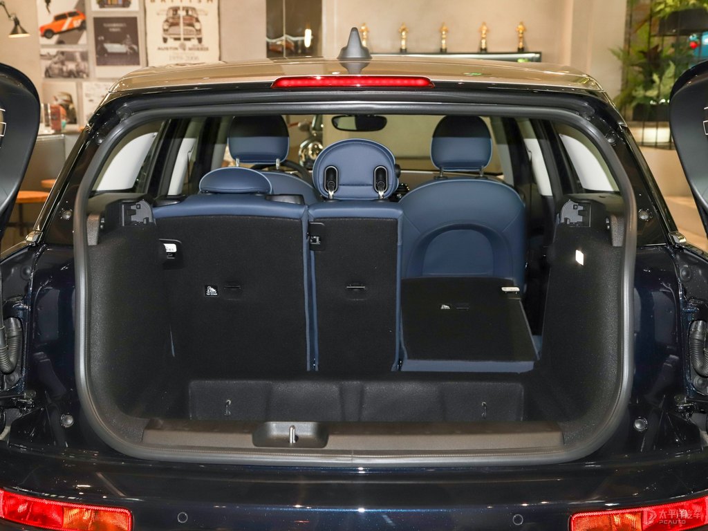八十度黑+圣馬力諾藍(lán)MINI CLUBMAN后備廂空間圖片
