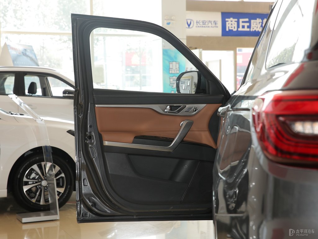 安第斯灰長(zhǎng)安CS95車廂內(nèi)飾圖片