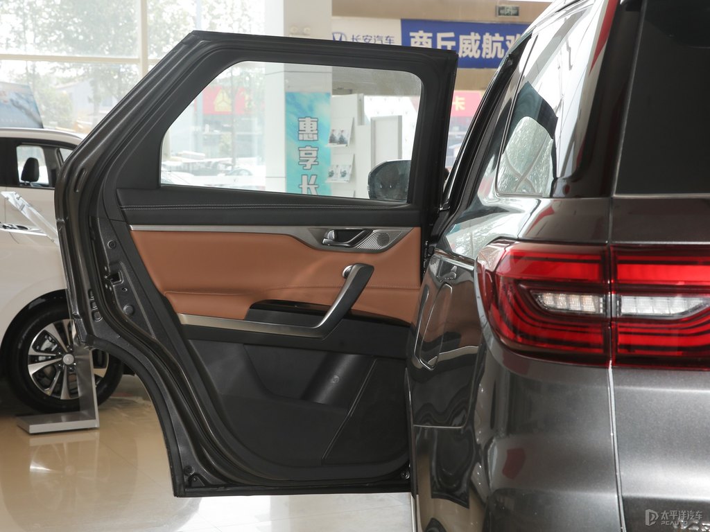安第斯灰長(zhǎng)安CS95車廂內(nèi)飾圖片