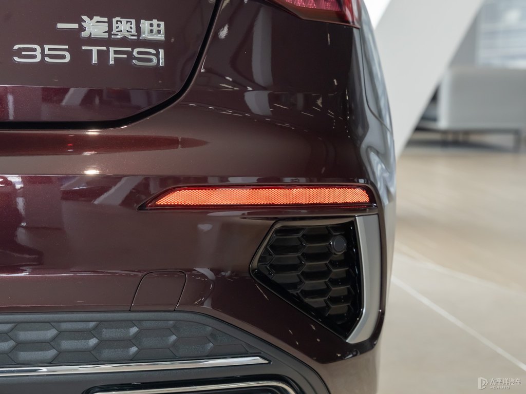 西拉紅奧迪A3車尾外觀圖片