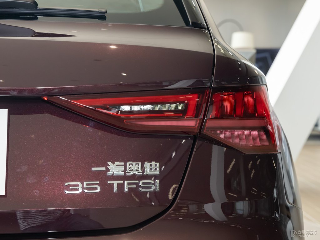 西拉紅奧迪A3車尾外觀圖片