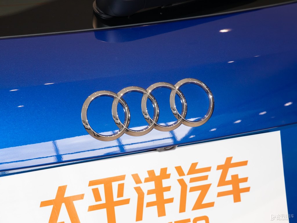 雪邦藍(lán)奧迪Q3車尾外觀圖片