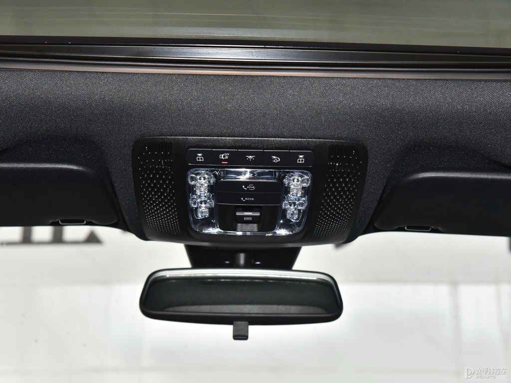 北極白奔馳B級(jí)車廂內(nèi)飾圖片