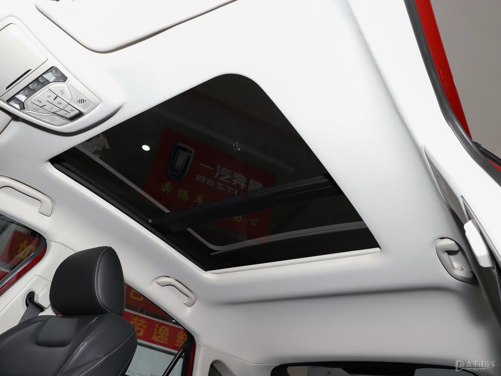 珍珠白奔騰B70車廂內(nèi)飾圖片