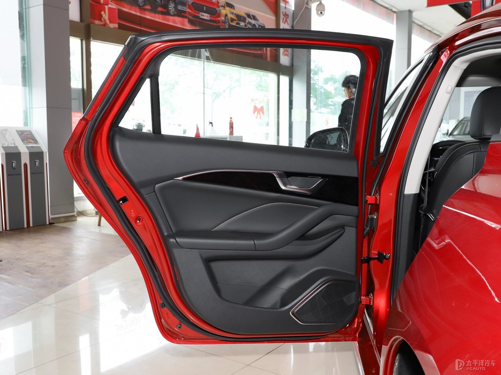 珍珠白奔騰B70車廂內(nèi)飾圖片