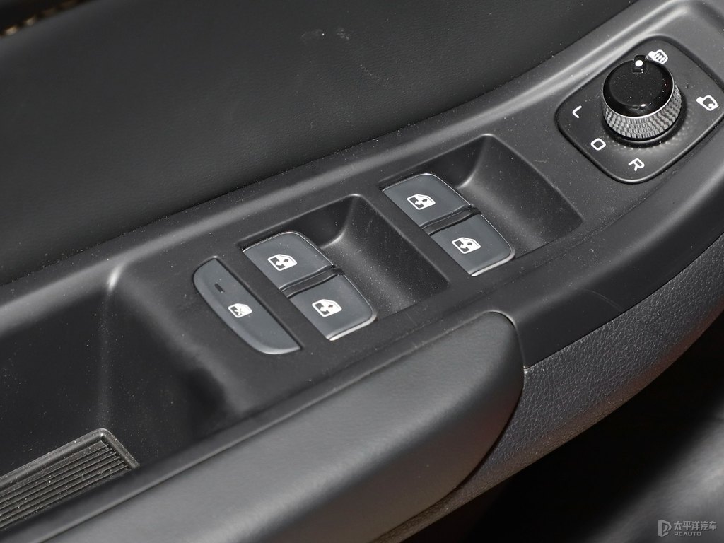 珍珠白奔騰B70車廂內(nèi)飾圖片