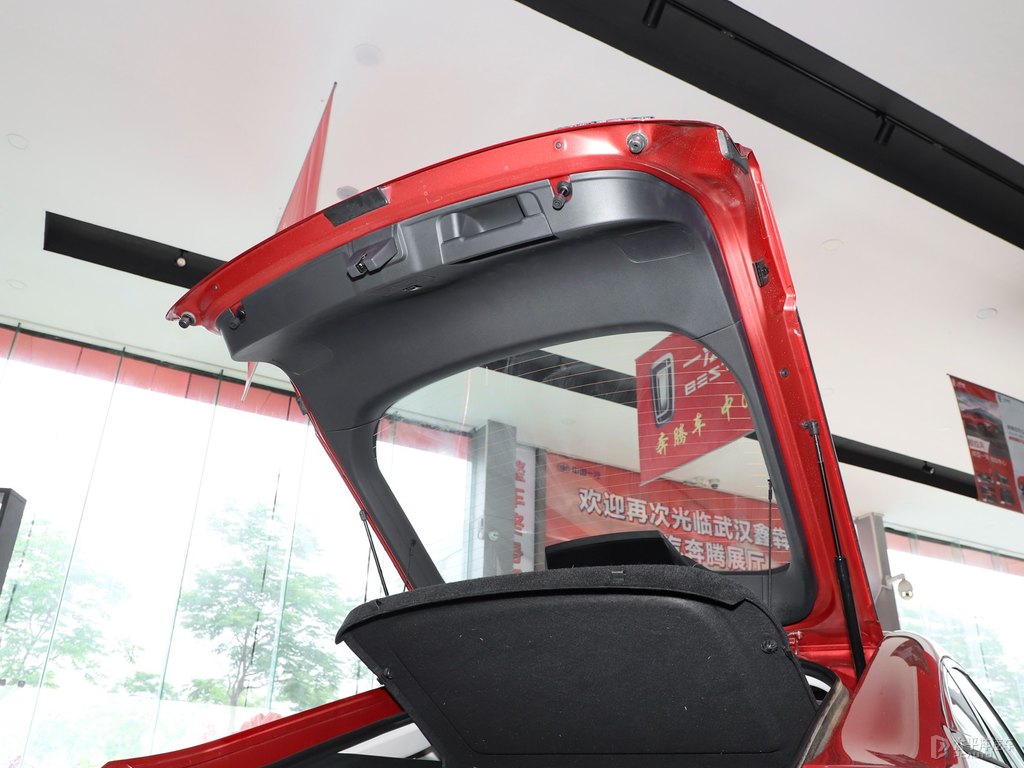 珍珠白奔騰B70后備廂空間圖片