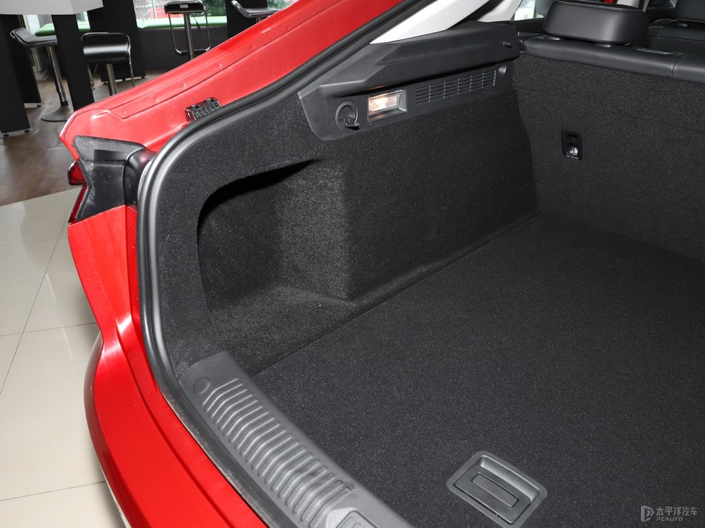 珍珠白奔騰B70后備廂空間圖片