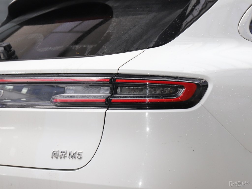 陶瓷白問(wèn)界M5車(chē)尾外觀圖片