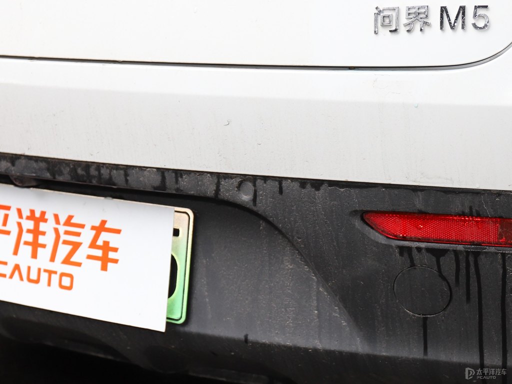 陶瓷白問(wèn)界M5車尾外觀圖片