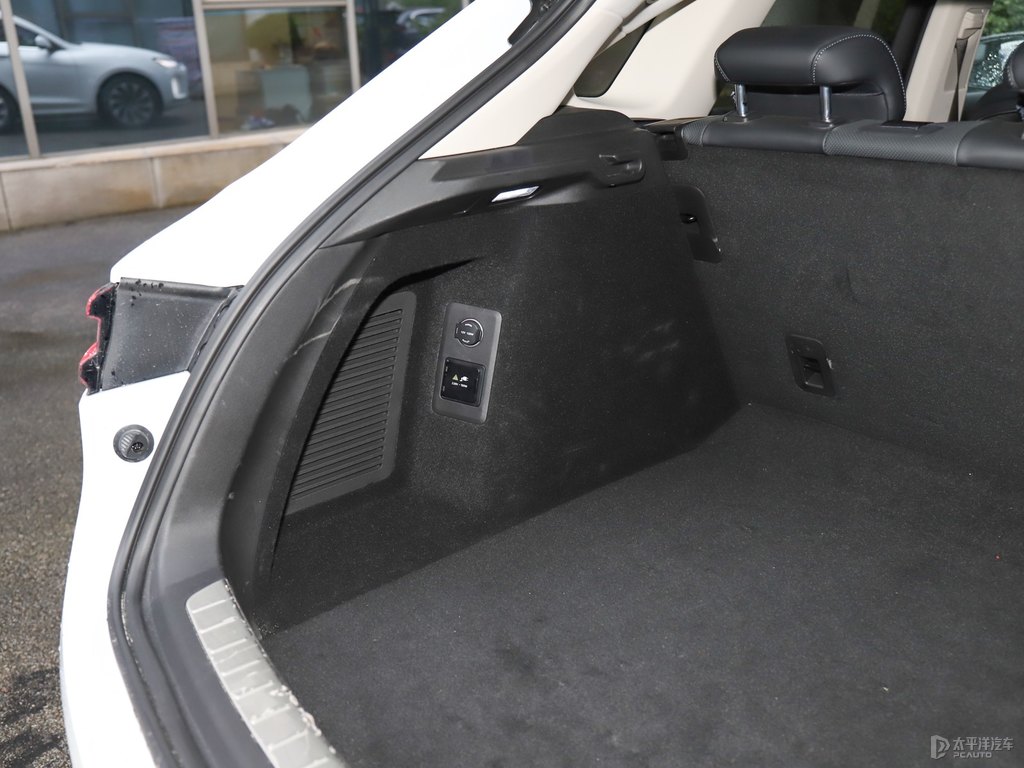 陶瓷白問(wèn)界M5后備廂空間圖片