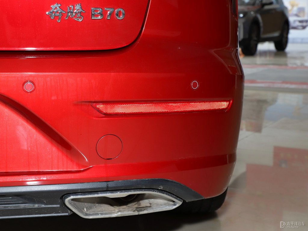 珍珠白奔騰B70車尾外觀圖片