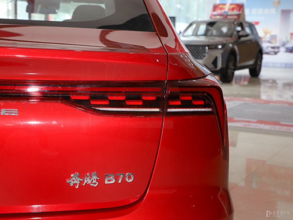 珍珠白奔騰B70車尾外觀圖片