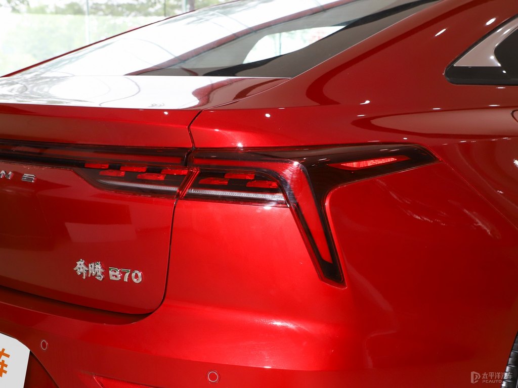 珍珠白奔騰B70車尾外觀圖片