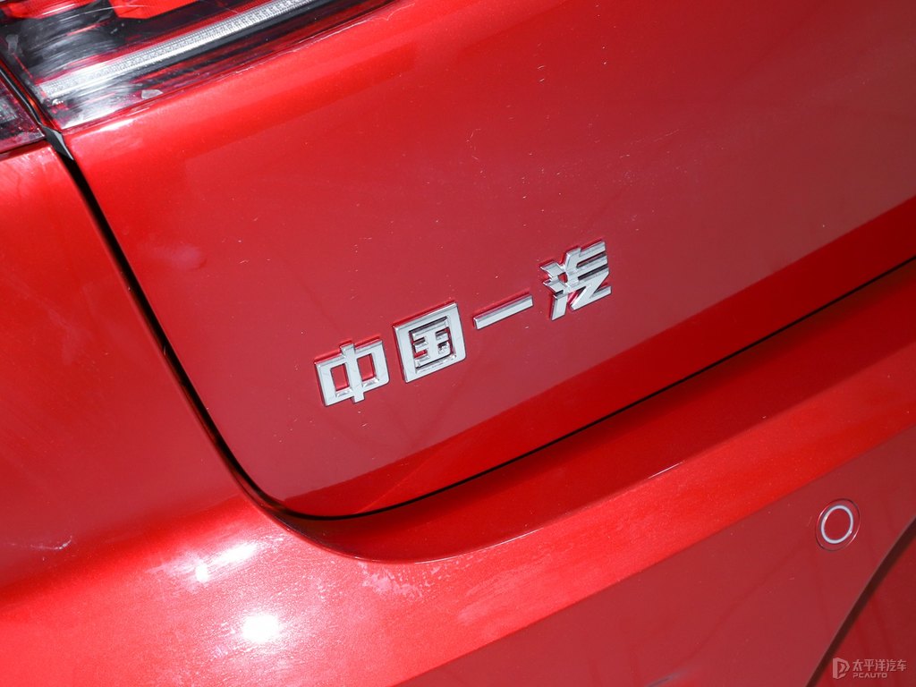 珍珠白奔騰B70車尾外觀圖片
