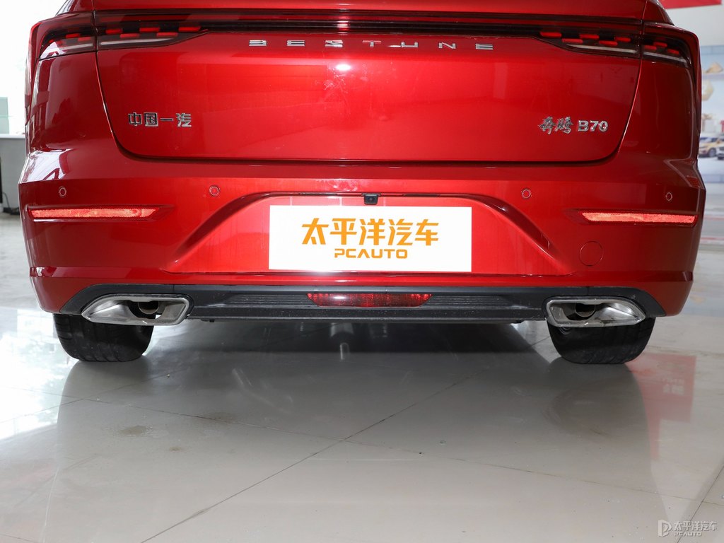珍珠白奔騰B70車尾外觀圖片