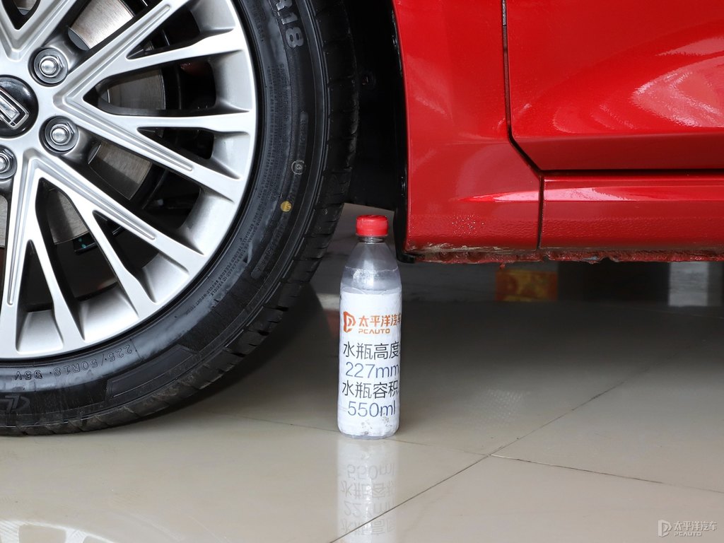 珍珠白奔騰B70車身外觀圖片