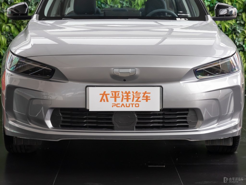 靜謐銀+黑色吉利幾何A車頭外觀圖片