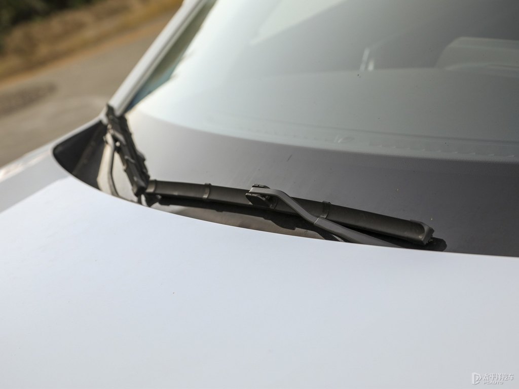 珍珠白奔騰B70車身外觀圖片