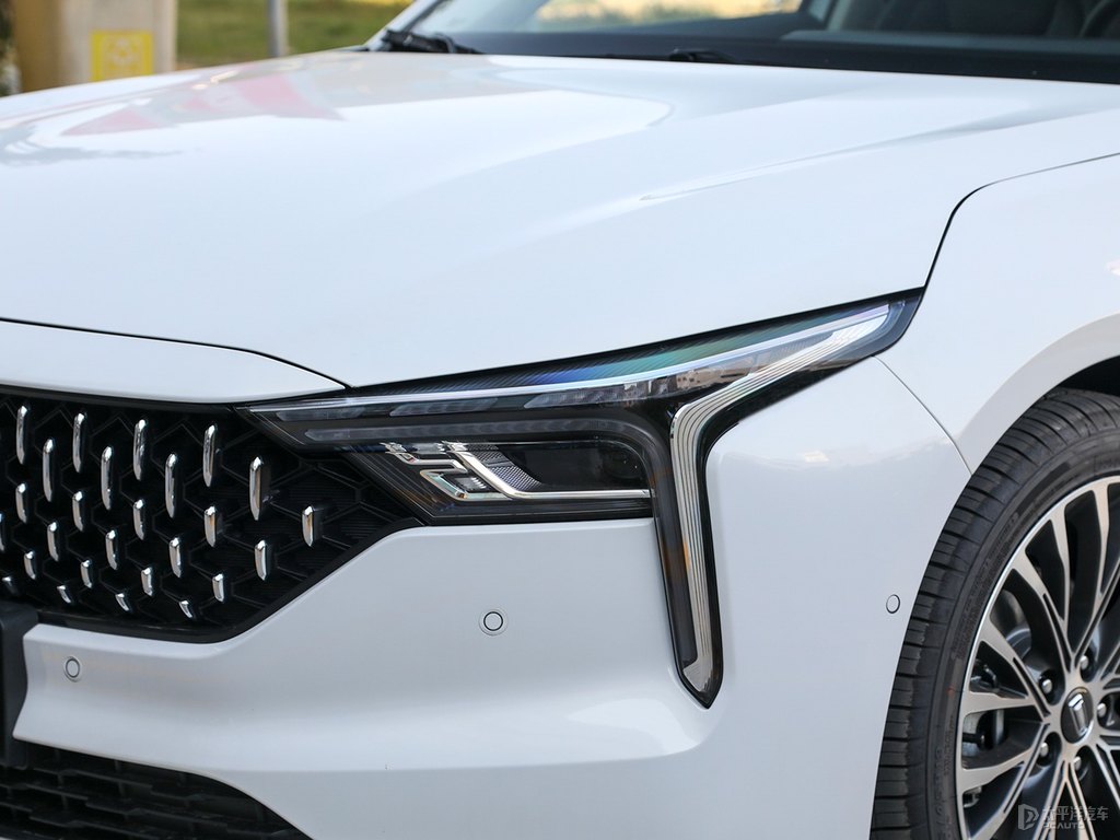 珍珠白奔騰B70車頭外觀圖片