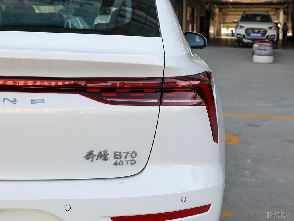 珍珠白奔騰B70車尾外觀圖片