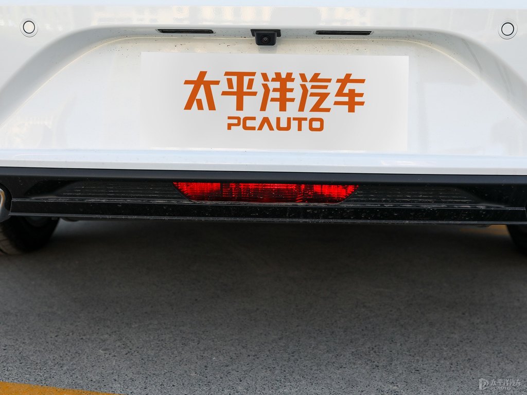 珍珠白奔騰B70車尾外觀圖片