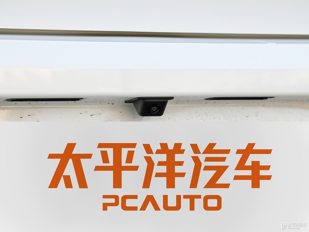 珍珠白奔騰B70車尾外觀圖片